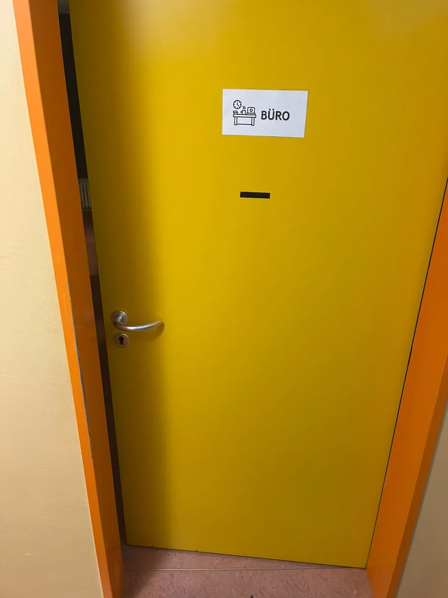 Bürotür, angelehnt, mit Drücker und Schlüsselloch